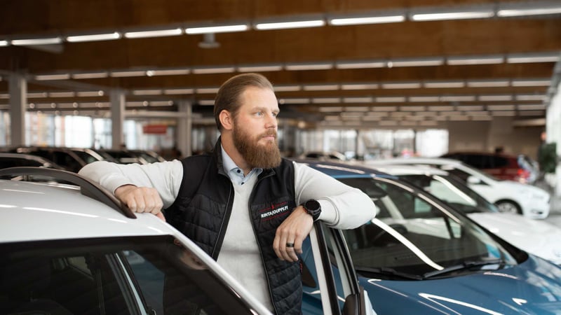 J. Rinta-Jouppi myy vuosittain satoja autoja Huutokaupat.comissa