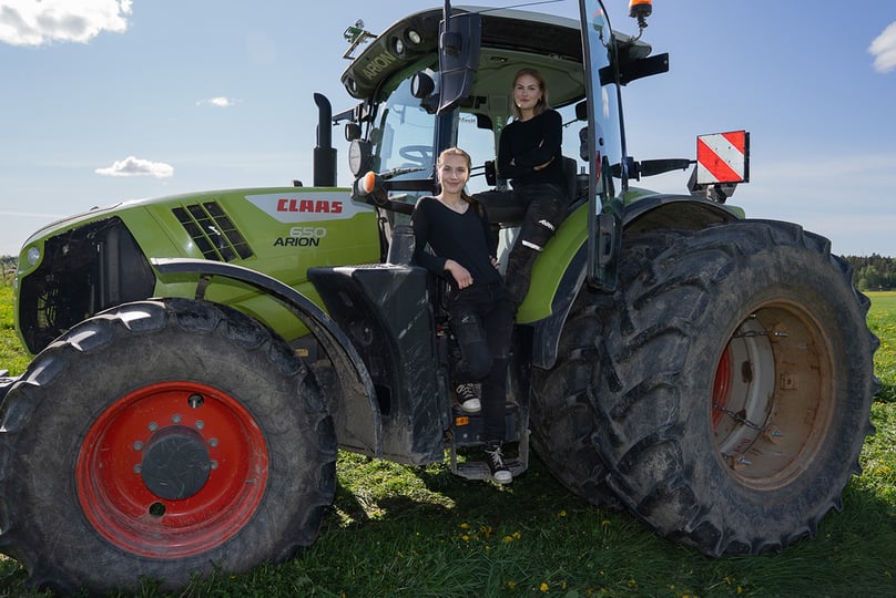 Loviisa_ja_elli_traktori-1